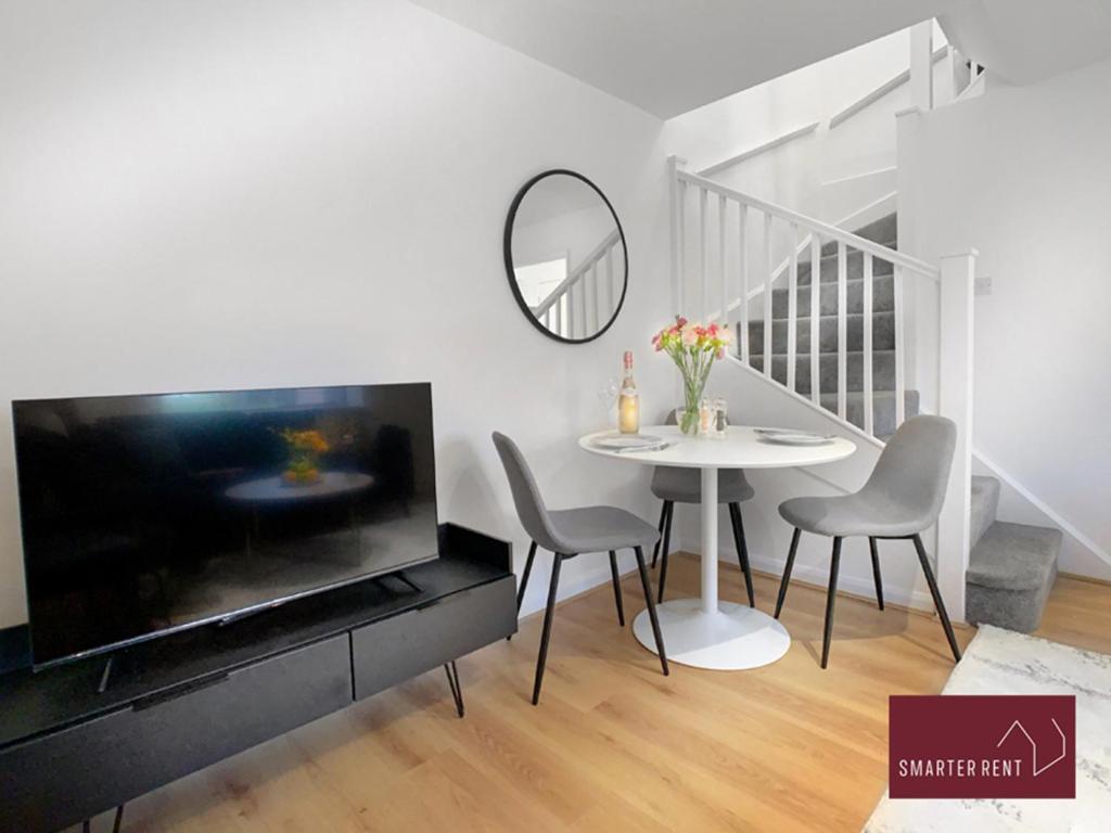 Wokingham - 2 Bed Modern House - Parking Appartement Buitenkant foto