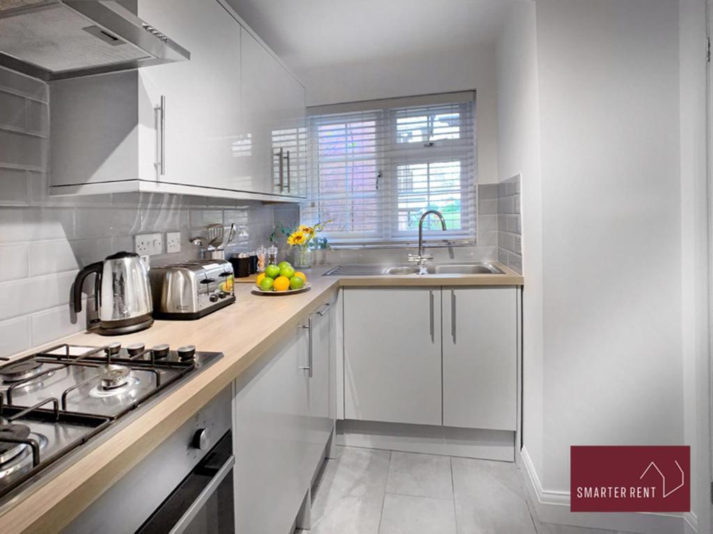 Wokingham - 2 Bed Modern House - Parking Appartement Buitenkant foto